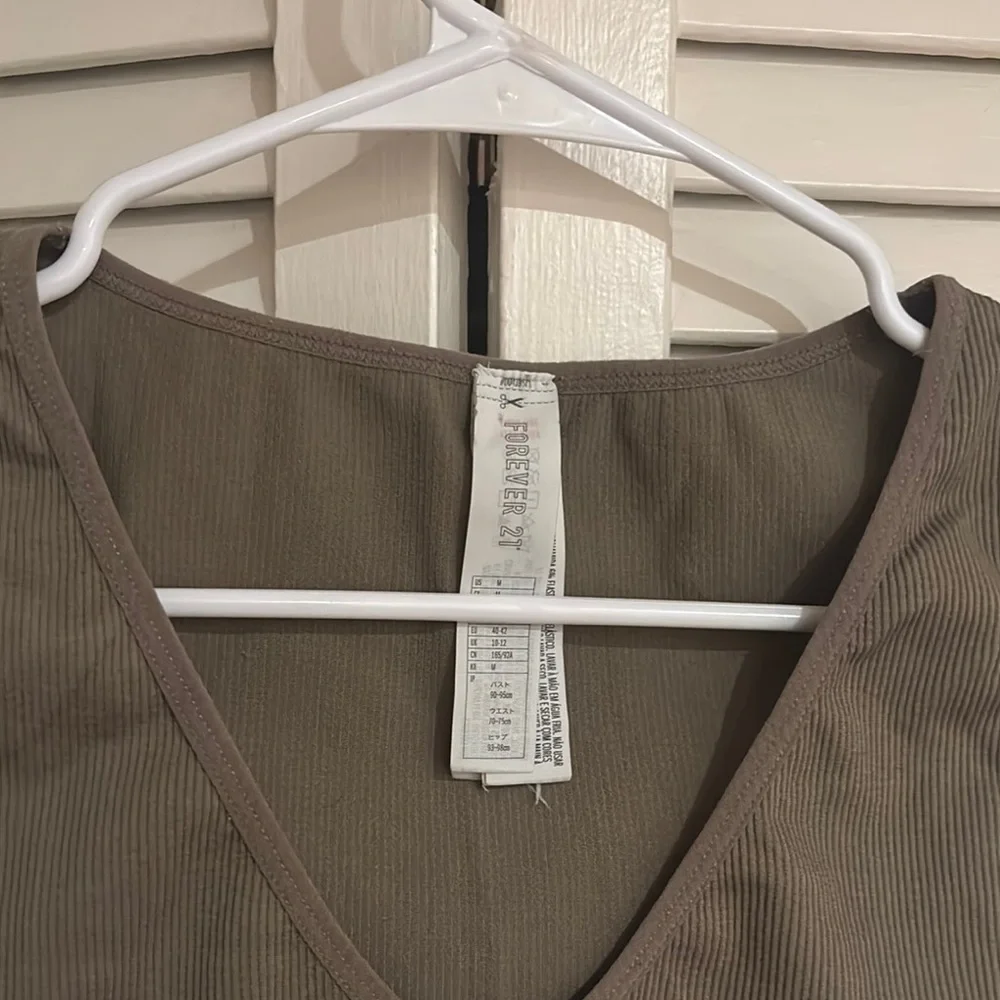 Olive Green Sleeveless Crop Top - Picture 3 of 8